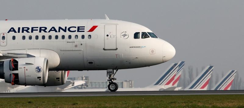 © Reuters. POUR MANUEL VALLS, LE PLAN SOCIAL CHEZ AIR FRANCE PEUT ÊTRE ÉVITÉ