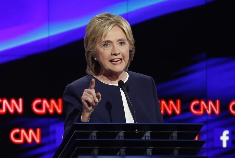 © Reuters. Pré-candidata democrata dos EUA Hillary Clinton durante debate em Las Vegas