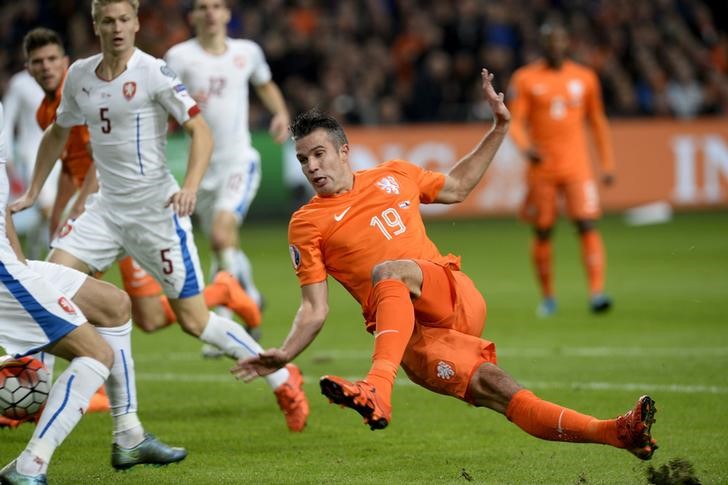 © Reuters. Un autogol de Van Persie, símbolo del duro fracaso de la selección holandesa 