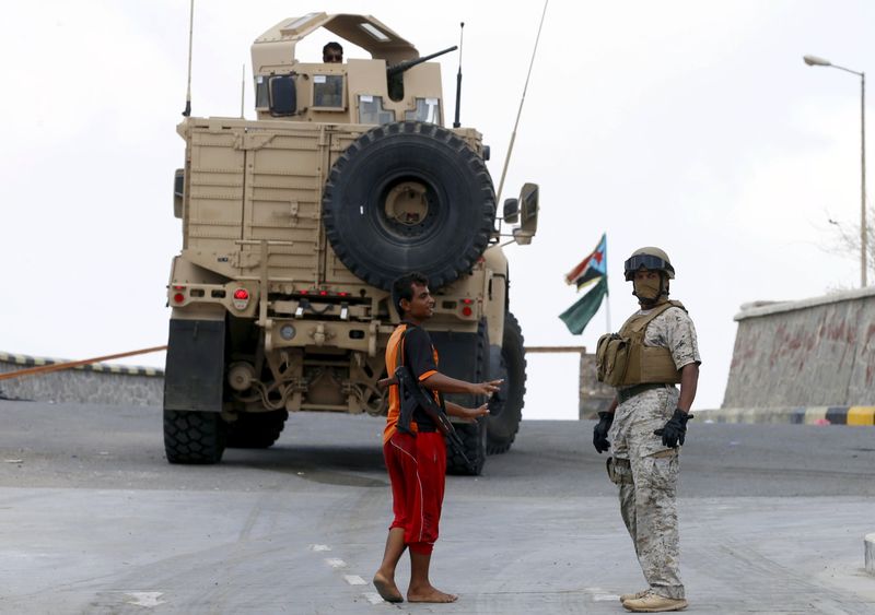 © Reuters. تقرير البحرية الأمريكية: سفن التحالف العربي تعوق إيصال المساعدات لليمن