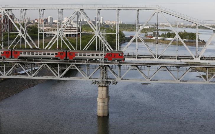 © Reuters. Пассажирский поезд на мосту через Енисей в Красноярске 