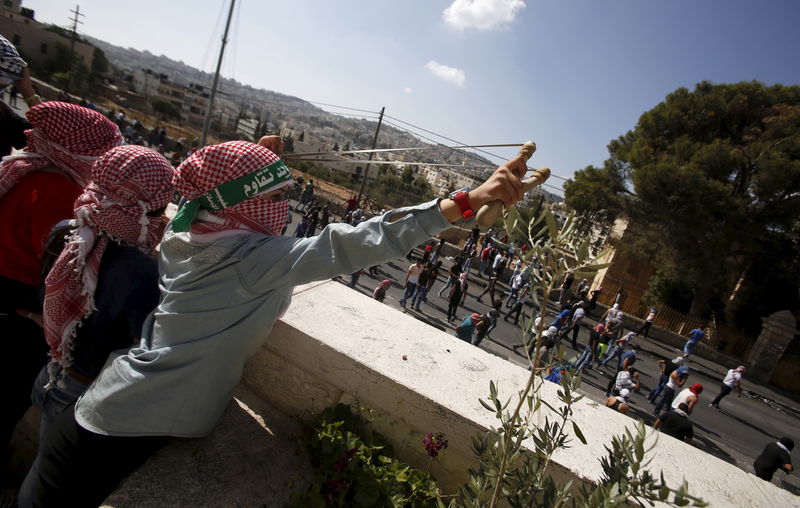 © Reuters. شبان وفتيات يغلي بداخلهم الغضب وراء هجمات الفلسطينيين على الإسرائيليين