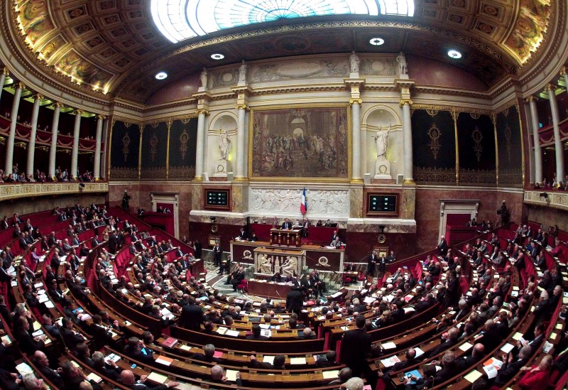 © Reuters. L'ASSEMBLÉE DURCIT LA LOI SUR LES "PARACHUTES DORÉS"