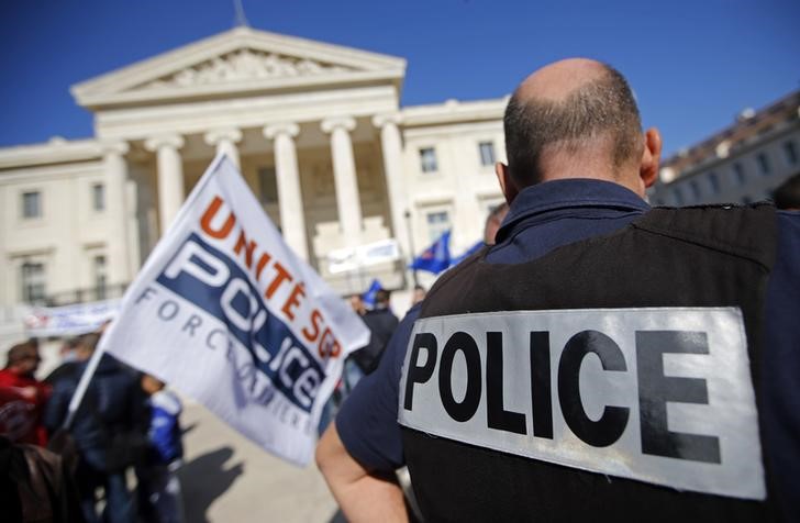 © Reuters. رجال الشرطة الفرنسيون يتظاهرون للمطالبة بدعم قضائي أكبر وموارد كافية