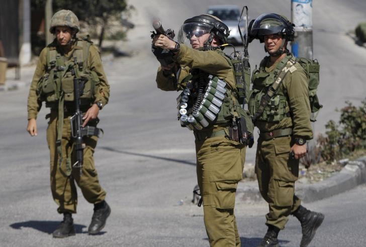 © Reuters. التوتر يتزايد عند الخط الفاصل بين القدس الشرقية والغربية