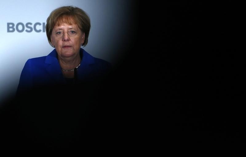 © Reuters. El apoyo al bloque conservador de Merkel, en punto más bajo desde junio de 2014