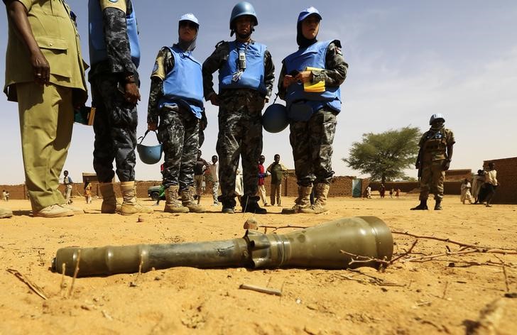 © Reuters. بريطانيا: الحكومة السودانية تحتجز مؤنا وحصصا غذائية لقوات حفظ السلام بدارفور