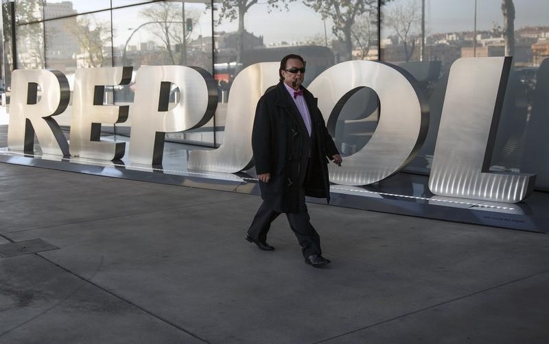 © Reuters. Repsol prevé cerrar 2015 con beneficio neto inferior al de 2014