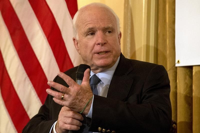 © Reuters. U.S. Senator John McCain speaks during a campaign event for U.S. Republican presidential candidate Lindsey Graham in New York