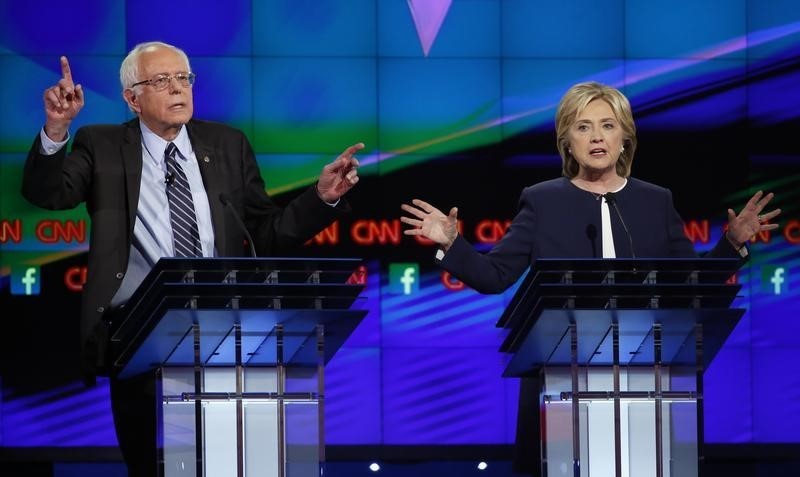 © Reuters. Democratic presidential candidates U.S. Senator Bernie Sanders and former Secretary of State Hillary Clinton debate during the first official Democratic candidates debate of the 2016 presidential campaign in Las Vegas