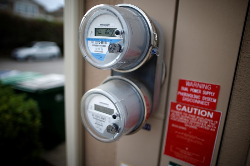 © Reuters. Dual electricity meters are seen outside a home in Irvine, California