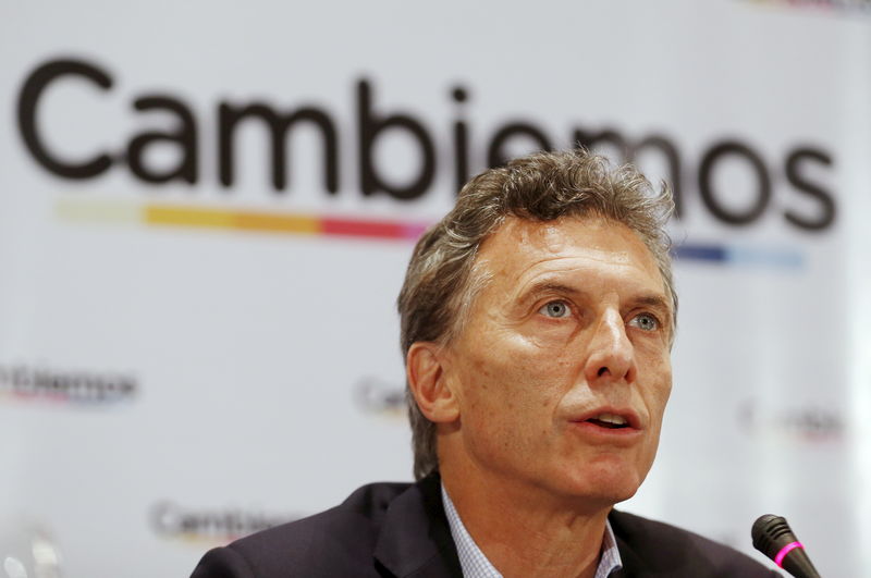 © Reuters. Presidential candidate Macri of Cambiemos (Let's Change Alliance) answers a question during a news conference with foreign correspondents in Buenos Aires