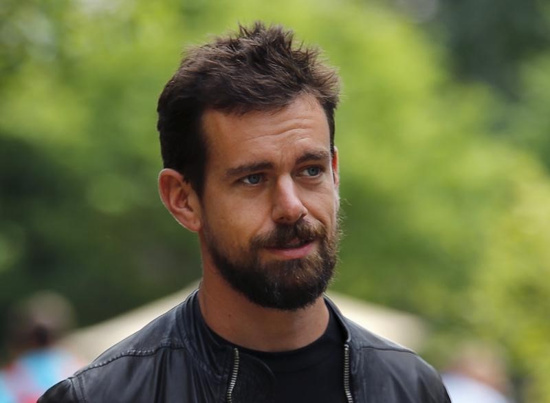 © Reuters. Dorsey, interim CEO of Twitter and CEO of Square, goes for a walk on the first day of the annual Allen and Co. media conference in Sun Valley