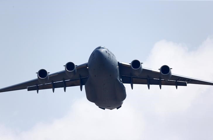 © Reuters. A USAF Boeing C-17A Globemaster III large transport aircraft takes off from Incirlik air base in Adana, Turkey