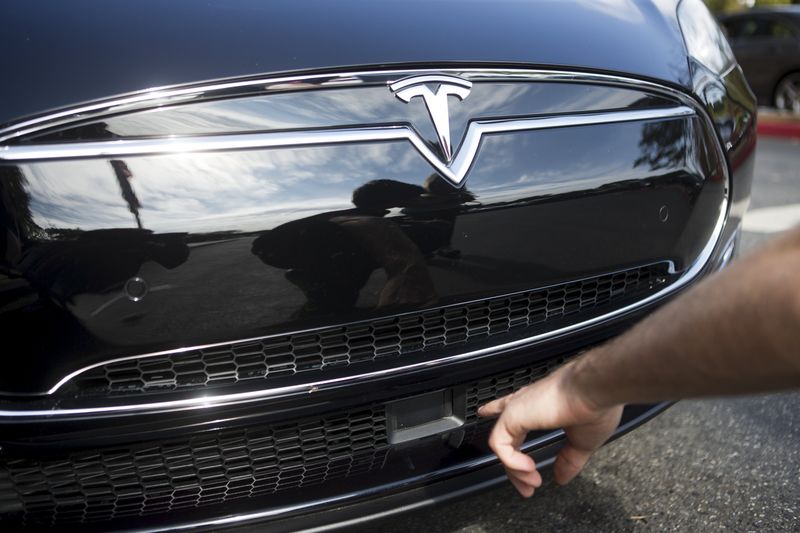 © Reuters. The radar technology of a Tesla Model S containing Autopilot features is pointed out during a Tesla event in Palo Alto