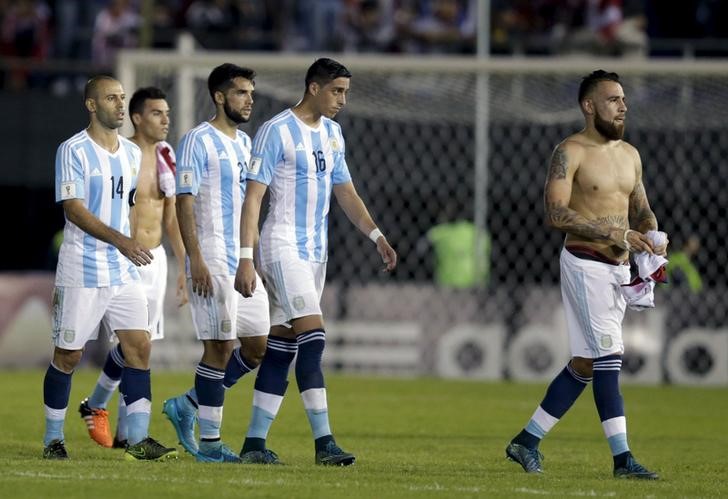 © Reuters. Jogadores da seleção de futebol da Argentina deixam o campo