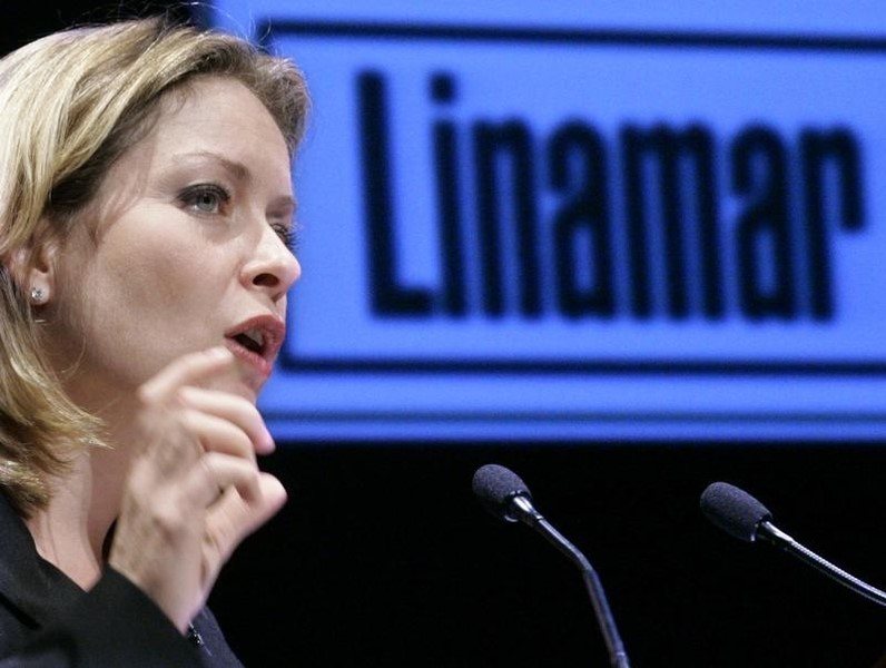 © Reuters. Linamar Corp. President and CEO Linda Hasenfratz addresses annual meeting in Guelph