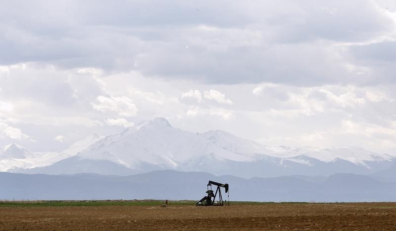 © Reuters. An oil derrick can be seen in a field near Denver, Colorado