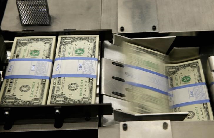 © Reuters. United States one dollar bills are put in packaging bands during production at the Bureau of Engraving and Printing in Washington