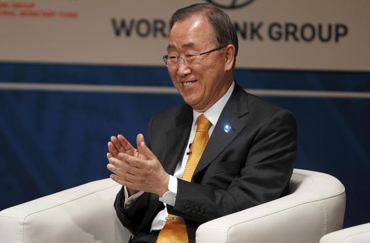 © Reuters. U.N. Secretary-General Ban Ki-moon attends a session at the 2015 IMF/World Bank Annual Meetings in Lima