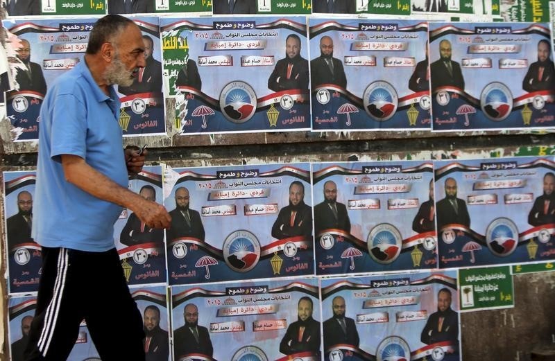 © Reuters. تحقيق-نواب سابقون من الشباب في مصر يرون في انتخابات البرلمان "مسرحية"