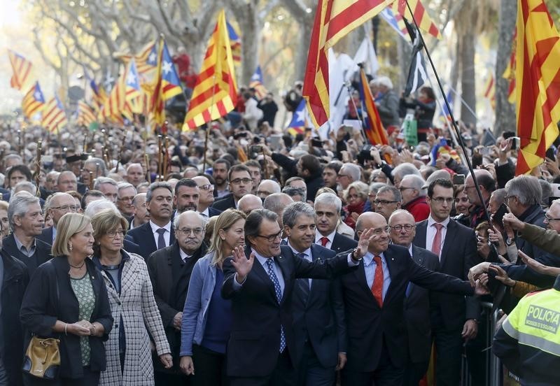 © Reuters. Miles de personas arropan a Mas antes de su declaración por el 9-N