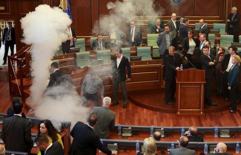 © Reuters. نائبة معارضة تطلق عبوة غاز مسيل للدموع داخل البرلمان