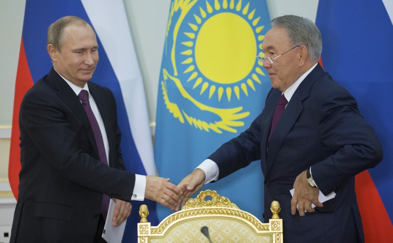 © Reuters. رئيس قازاخستان يقول إنه وبوتين قلقان بشأن طاجيكستان