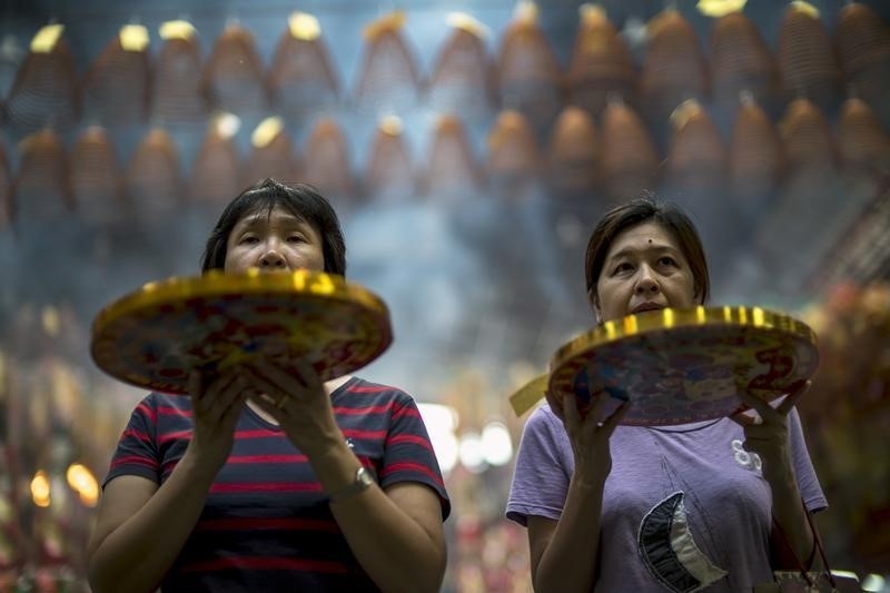 © Reuters. مهرجان في تايلاند يمهد الطريق إلى الجنة بالامتناع عن اللحوم والجنس