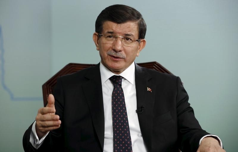 © Reuters. رئيس الوزراء: تركيا عرضت على اوروبا إتمام اتفاق للسفر بلا تأشيرات في 2016