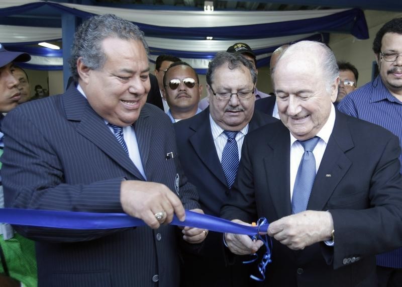 © Reuters. Ex-dirigente da Fifa Julio Rocha (esquerda) e Joseph Blatter, presidente da Fifa, durante inauguração de estádio em Managua, no Nicarágua