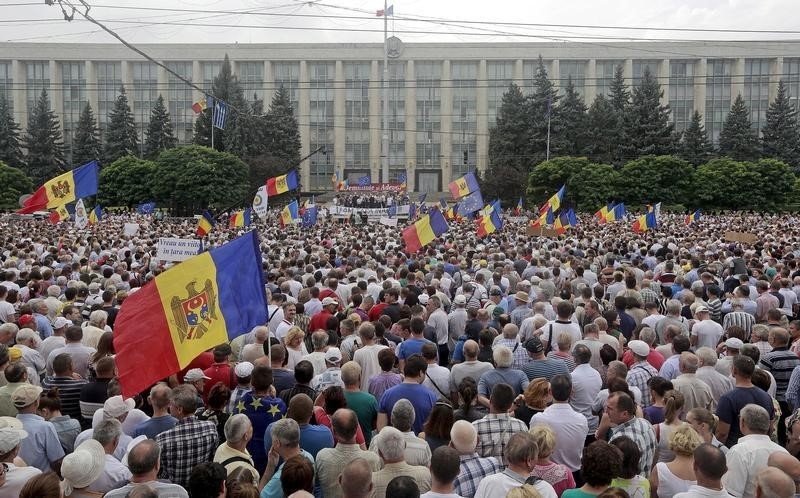 © Reuters. Участники антиправительственной акции протеста в центре Кишинева