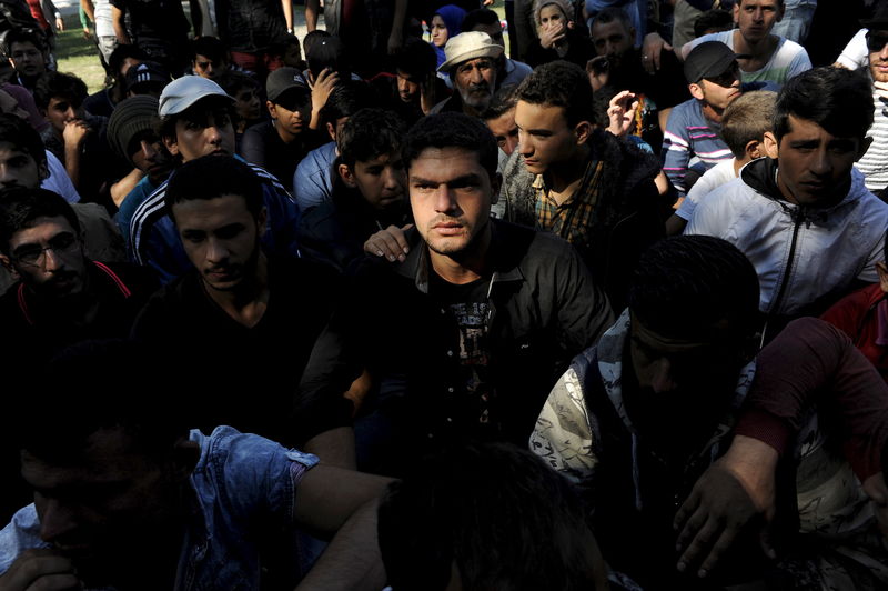 © Reuters. Imigrantes esperando autorização para seguir jornada, em Edirne, na Turquia