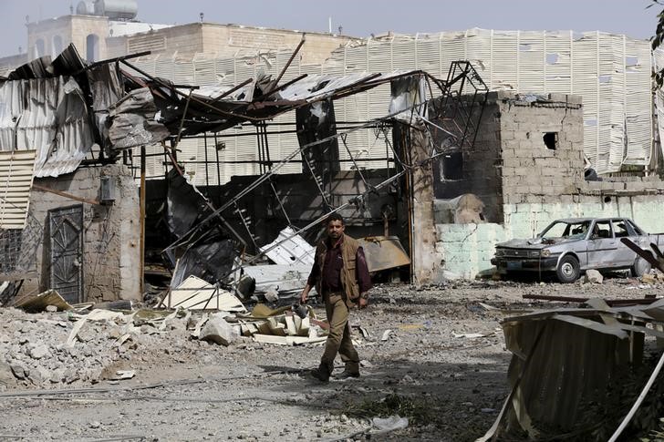 © Reuters. Homem andando em meio a destroços em Sanaa, Iêmen