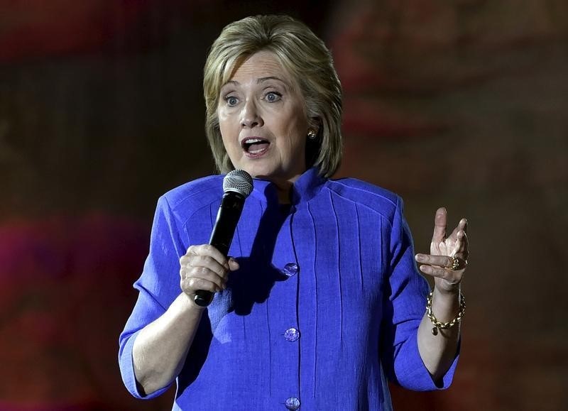 © Reuters. Democratic U.S. presidential candidate Hillary Clinton speaks during a campaign rally at the Springs Preserve in Las Vegas