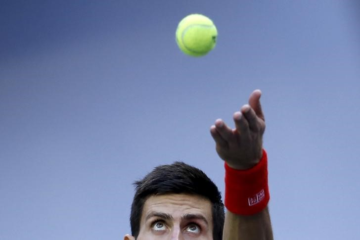 © Reuters. Novak Djokovic sacando em partida contra Feliciano López em Xangai