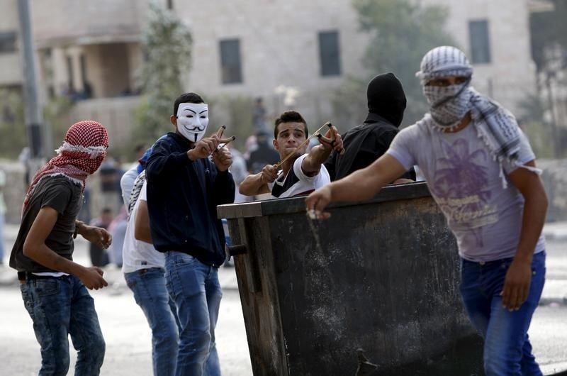 © Reuters. انتشار فيديو لطفل فلسطيني مصاب يثير جدلا كبيرا 