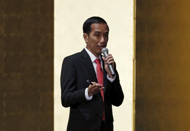 © Reuters. Indonesian President Widodo speaks during the Indonesia business forum in Tokyo