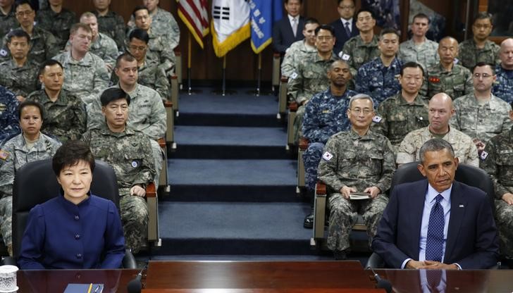 © Reuters. U.S. President Obama and South Korean President Park sit during a Combined Forces Command Briefing at Yongsan Garrison in Seoul