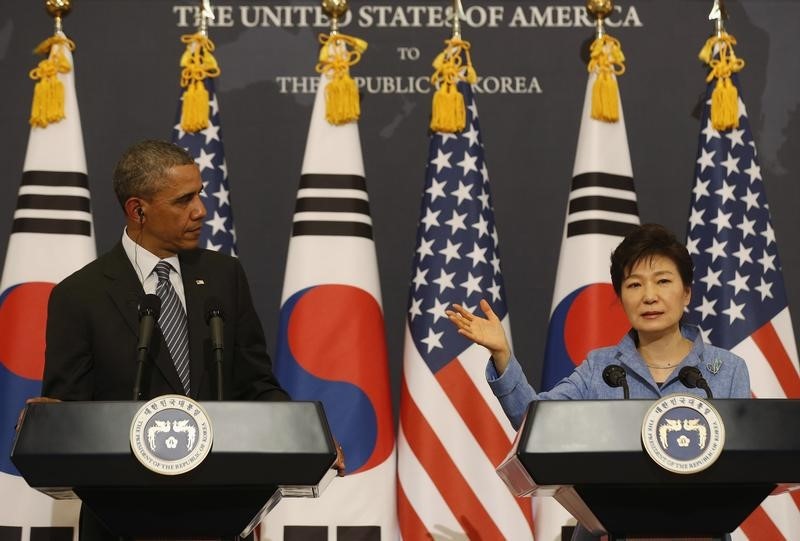 © Reuters. Obama listens to Park at a news conference in Seoul