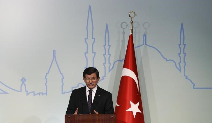 © Reuters. Primeiro-ministro turco, Ahmet Davutoglu, concede entrevista coletiva em Istambul