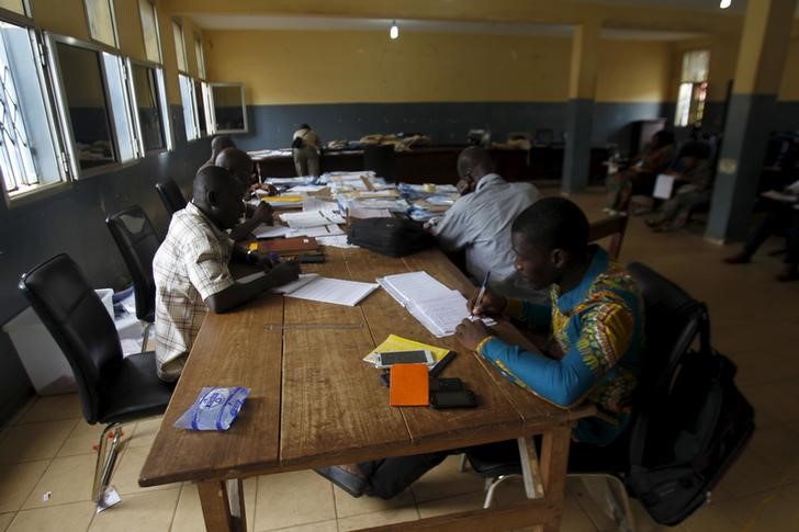 © Reuters. نتائج ترجح فوز كوندي بفترة رئاسية جديدة في غينيا