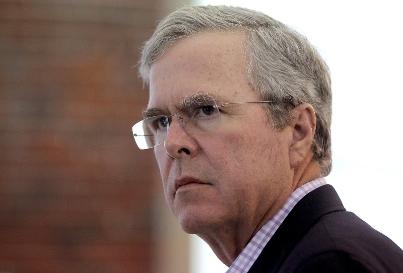 © Reuters. U.S. Republican presidential candidate Jeb Bush tours Next Step Bionics & Prosthetics in Manchester