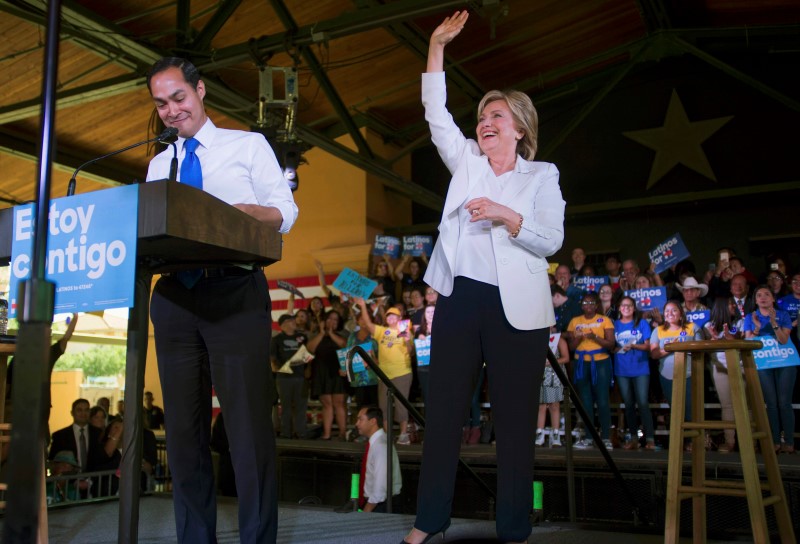 © Reuters. U.S. Housing Secretary Castro endorses Democratic presidential candidate Clinton during a "Latinos for Hillary" rally in San Antonio