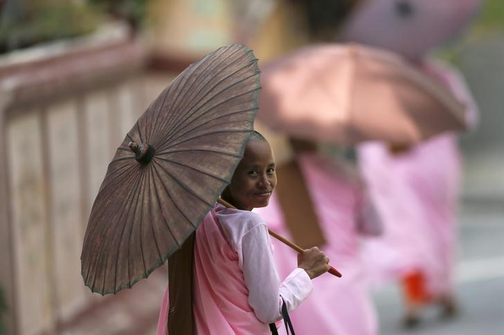 © Reuters. Um grupo de freiras caminha em Mandalay, Mianmar