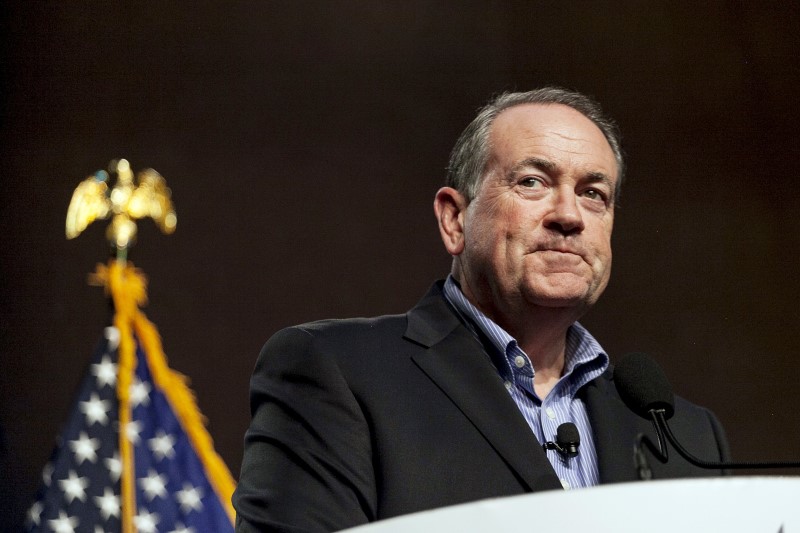 © Reuters. U.S. Republican presidential candidate Mike Huckabee speaks at the Iowa Faith and Freedom Coalition Forum in Des Moines