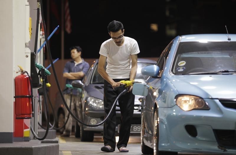 © Reuters. A motorist pumps petrol at a gas station in Kuala Lumpur