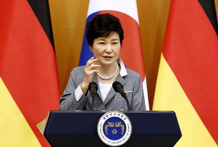 © Reuters. رئيسة كوريا الجنوبية تأمل بأن تساعد قمة ثلاثية في تحسين العلاقات مع اليابان