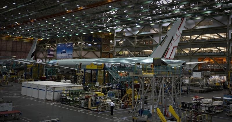 © Reuters. A Boeing 777 sits on the assembly line at the company's operations in Everett