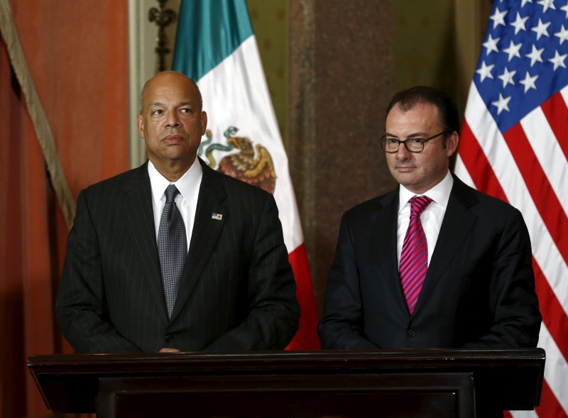© Reuters. المكسيك وأمريكا تعلنان فتح محطتين مشتركتين للتجارة على حدودهما